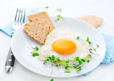 Yumurta şeklinde kızarmış kalp otlar ve ekmek ile servis 