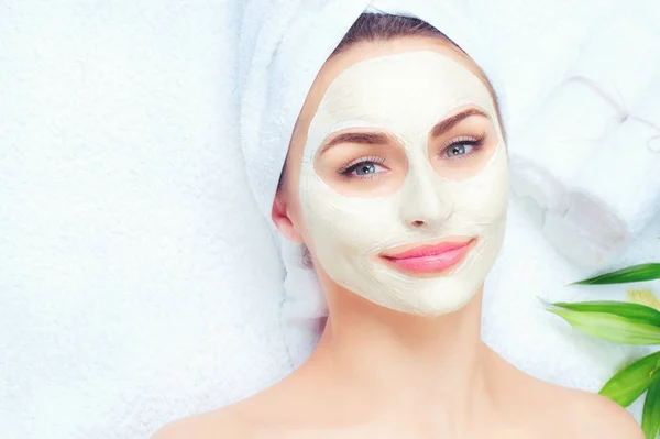 Spa Flicka Med Handduk Huvudet Tillämpa Facial Clay Mask — Stockfoto