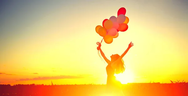 Meisje Lopen Springen Zomer Veld Met Kleurrijke Lucht Ballonnen Heldere — Stockfoto