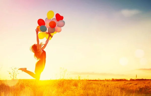 Meisje Lopen Springen Zomer Veld Met Kleurrijke Lucht Ballonnen Avondrood — Stockfoto