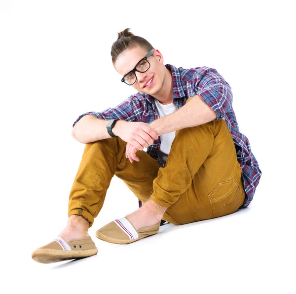 Stilvoller Junger Mann Sitzt Auf Weißem Hintergrund — Stockfoto