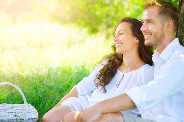 Joven Pareja Sonriente Relajándose Parque Verano —  Fotos de Stock