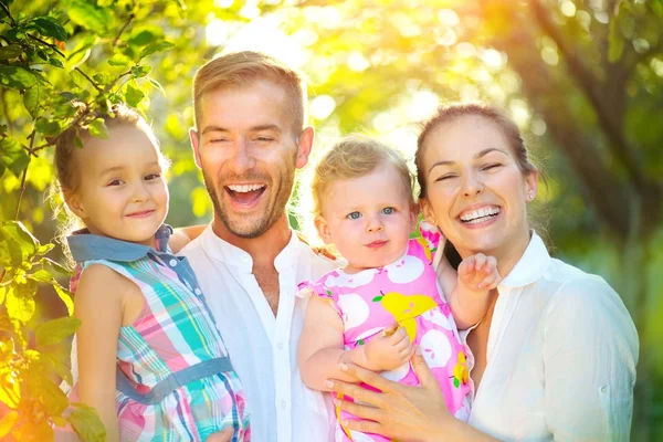 Lycklig Glada Unga Familj Med Små Barn Roligt Utomhus — Stockfoto
