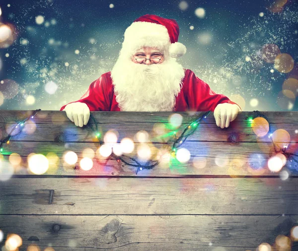 Glücklich Weihnachtsmann Mit Hölzernem Banner Hintergrund — Stockfoto