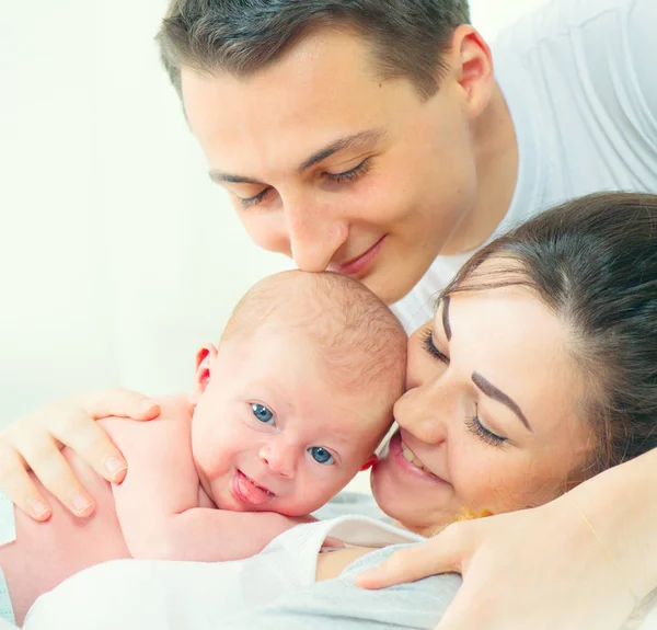 Feliz Jovem Família Com Bebê Recém Nascido Fundo Branco — Fotografia de Stock