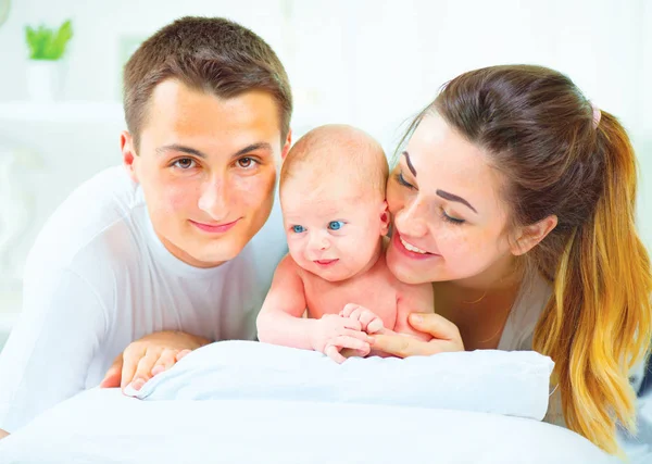 Familia Joven Feliz Con Bebé Recién Nacido Sobre Fondo Blanco — Foto de Stock