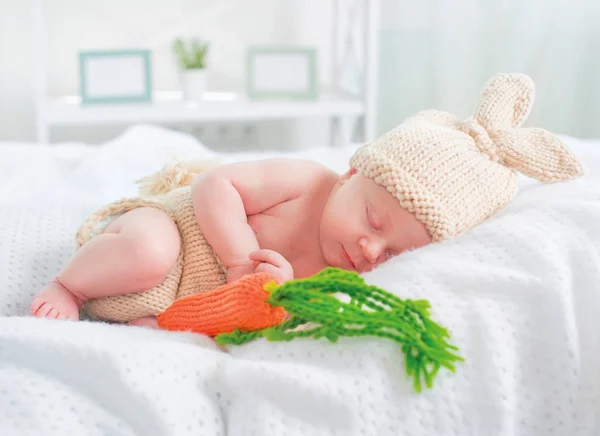 Söt Två Veckor Gamla Nyfödda Pojke Iklädd Stickad Bunny Kostym — Stockfoto