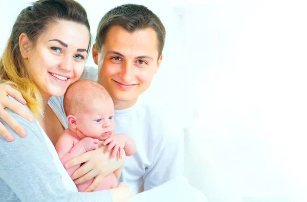 Feliz Jovem Família Com Bebê Recém Nascido Fundo Branco — Fotografia de Stock