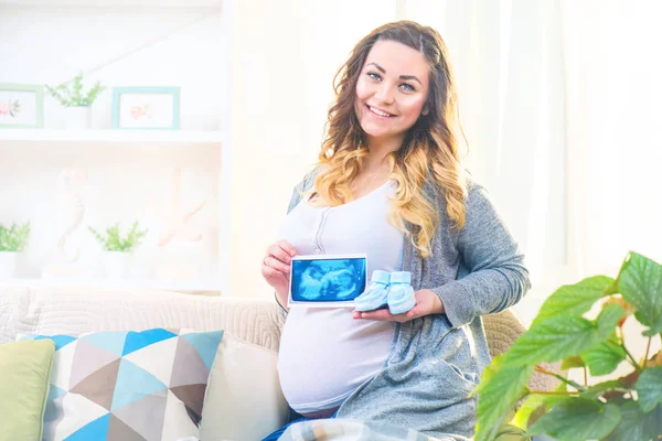 Zwangere Vrouw Met Kleine Schoenen Sonogram Handen — Stockfoto