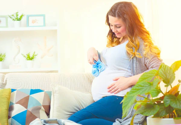 Gravid Kvinna Med Lite Skor Och Sonogram Händer — Stockfoto