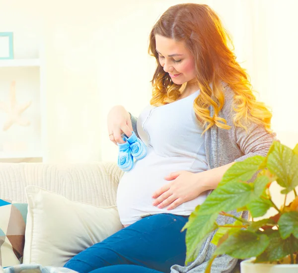 Mujer Embarazada Con Zapatos Pequeños Sonograma Las Manos —  Fotos de Stock