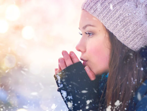 Jong Meisje Opwarming Van Aarde Handen Onder Sneeuwval — Stockfoto