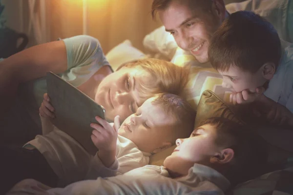 Famiglia Insieme Guardare Film Tablet Computer Camera Oscura — Foto Stock