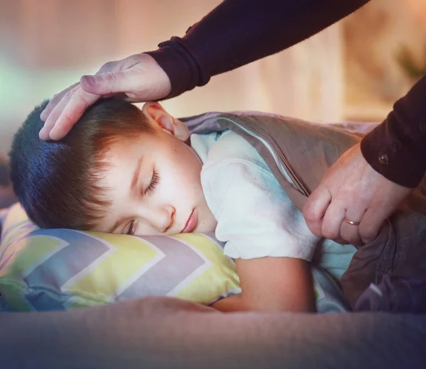 眠りと夢のベッドで毛布で母カバー息子の小さな男の子 — ストック写真