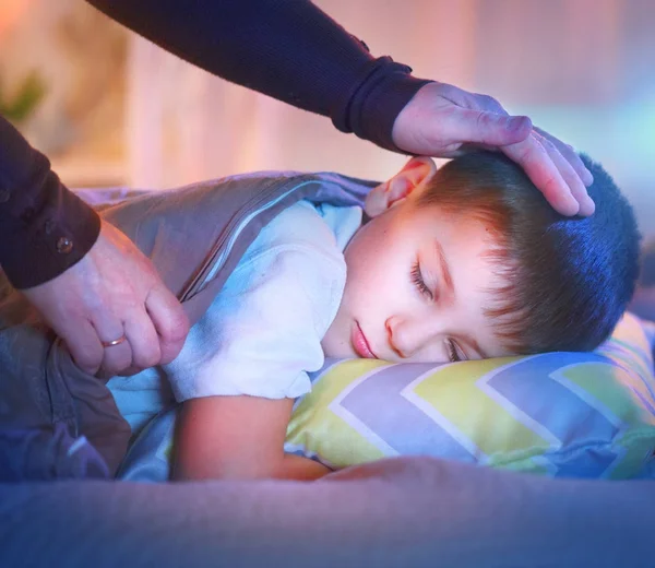 Lille Pojken Sover Och Drömmer Sängen Mor Täcker Son Med — Stockfoto