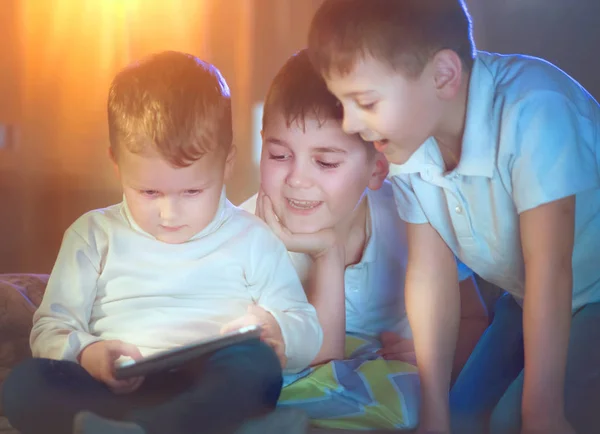 Trzech Chłopców Komputera Typu Tablet Ciemnym Pokoju — Zdjęcie stockowe