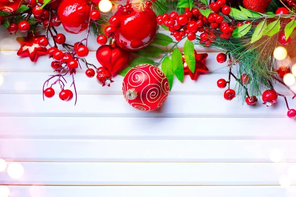 Beyaz Ahşap Zemin Üzerinde Kırmızı Noel Dekorasyon — Stok fotoğraf