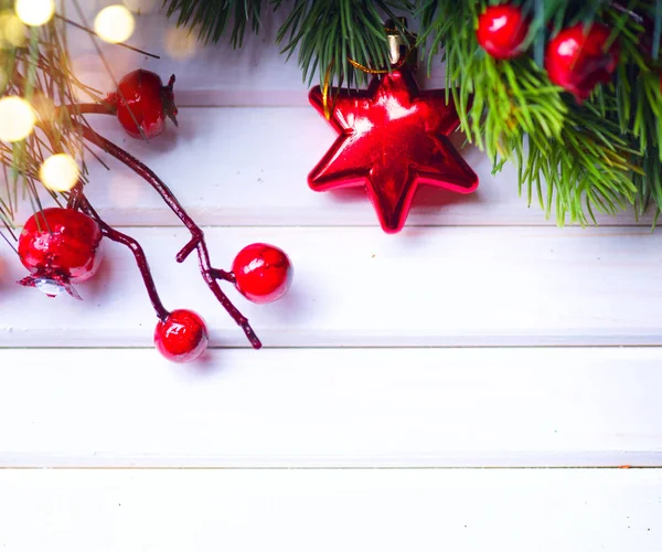 白い木製の背景上のクリスマスの装飾 — ストック写真