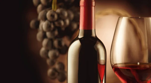Flasche Und Glas Rotwein Mit Reifen Trauben Vor Schwarzem Hintergrund — Stockfoto