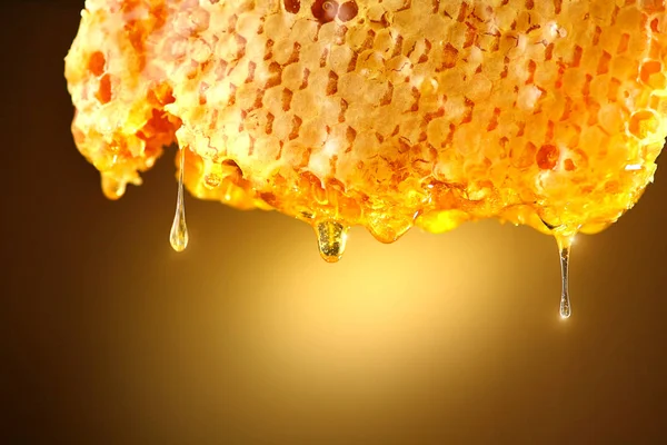 Honig Tropft Von Der Wabe Auf Gelbem Hintergrund — Stockfoto