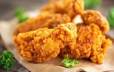 Çıtır çıtır kızarmış kentucky ahşap masa üzerine maydanoz ile servis tavuk kanadı