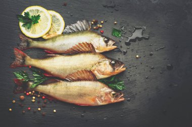 Taze algılamak aromatik otlar, baharatlar ve limon dilimleri ile servis