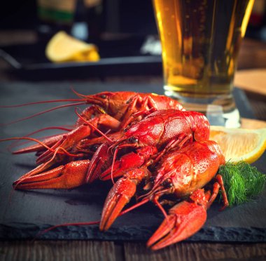 Kırmızı haşlanmış kerevides baharat ile Görünümü Kapat üzerinde taş kayrak