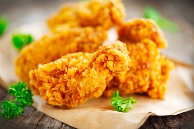 Çıtır çıtır kızarmış kentucky ahşap masa üzerine maydanoz ile servis tavuk kanadı