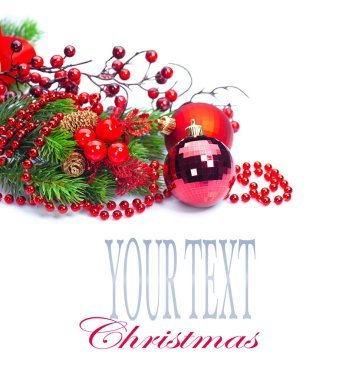 Beyaz arka plan, metin için yer ile dallarda köknar ile Noel dekorasyon