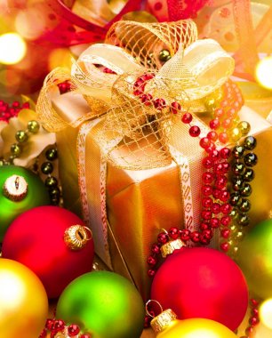 Altın hediye kutusu ve dekorasyon topları Görünümü Kapat