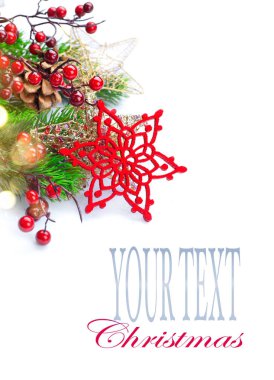 Beyaz arka plan, metin için yer ile dallarda köknar ile Noel dekorasyon