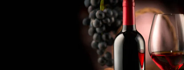 Garrafa Copo Vinho Tinto Com Uvas Maduras Sobre Fundo Preto — Fotografia de Stock