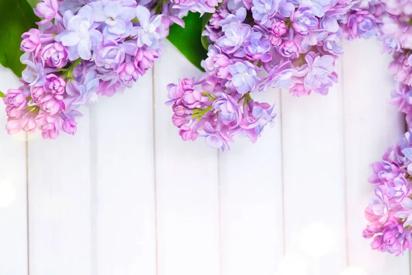 Bouquet Fleurs Lilas Sur Planches Blanches Fond Bois — Photo