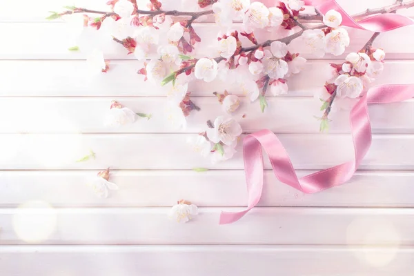 Rosa Blühende Aprikosenblüten Auf Weißem Holzplankenhintergrund — Stockfoto