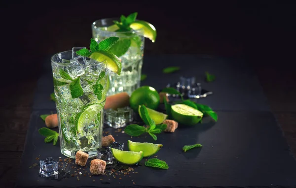 Óculos Com Coquetéis Mojito Sobre Fundo Preto — Fotografia de Stock