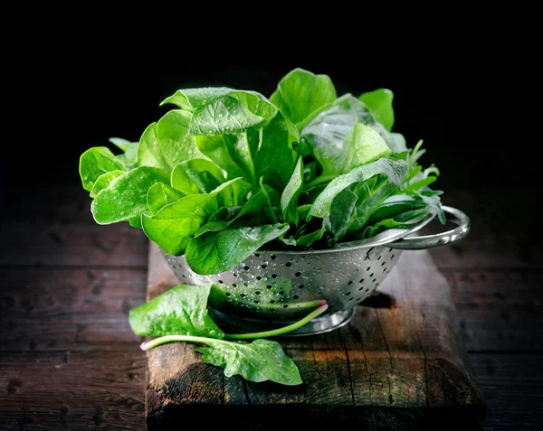 Verse Spinazie Bladeren Metalen Vergiet Houten Tafel — Stockfoto