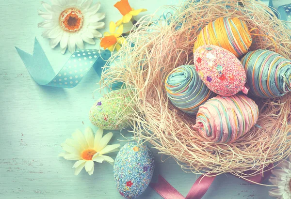 Pasqua Uova Colorate Con Decorazioni Sfondo Blu Legno — Foto Stock