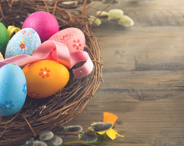 Πασχαλινά Αυγά Φωλιά Ανοιξιάτικα Λουλούδια Πέρα Από Ξύλινο Υπόβαθρο — Φωτογραφία Αρχείου
