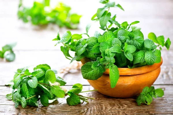 Bund Frischer Grüner Minzblätter Auf Holztisch — Stockfoto