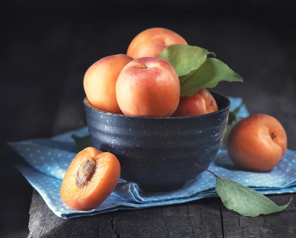 Close View Fresh Organic Apricot Bowl Dark Rustic Wooden Table — Stock Photo, Image