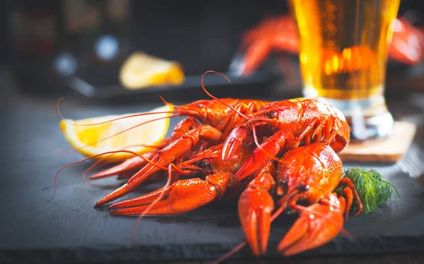 Vue Rapprochée Des Écrevisses Rouges Bouillies Avec Bière Des Tranches — Photo