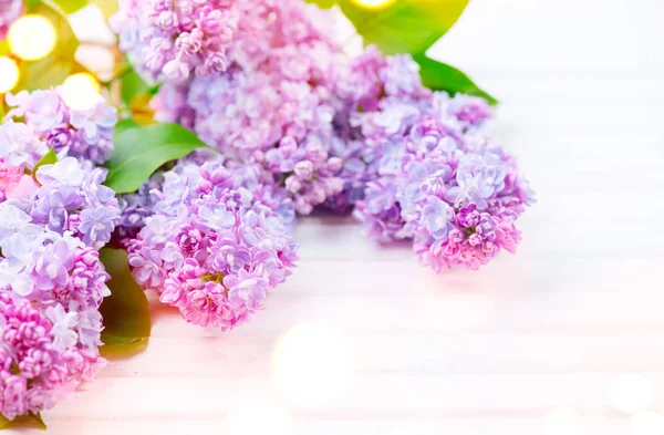 Bouquet Fleurs Lilas Sur Planches Blanches Fond Bois — Photo