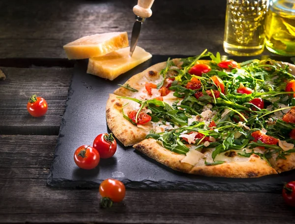 Caprese Pizza Rukolą Serem Jogurt Pomidorkami Serwowane Pokładzie Kamień — Zdjęcie stockowe