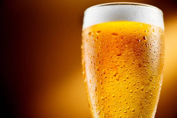 Glas Kaltes Craft Beer Mit Wassertropfen Aus Der Nähe Betrachten — Stockfoto