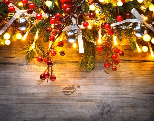 Árbol Navidad Decorado Con Luces Bayas Sobre Fondo Madera — Foto de Stock