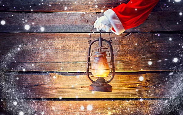 Santa Hand Met Vintage Olielamp Houten Achtergrond — Stockfoto