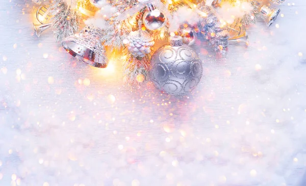 Zilveren Kerstdecoratie Met Lampjes Besneeuwde Achtergrond — Stockfoto