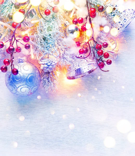 Ezüst Karácsonyi Dekoráció Fények Behavazott Háttér — Stock Fotó