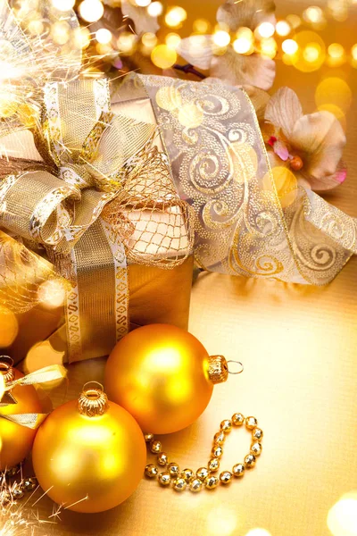 ゴールデン クリスマスつまらないものと背景をぼかした写真の装飾 — ストック写真