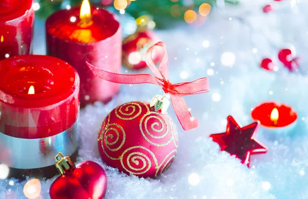 Decorações Natal Vermelho Velas Sobre Fundo Neve Branca — Fotografia de Stock